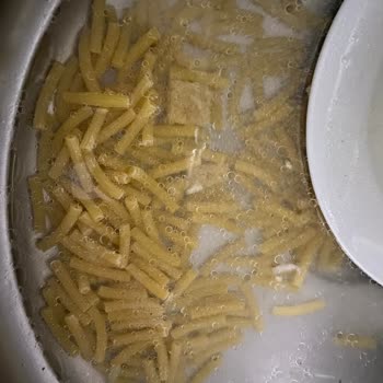 Mutlu Makarna Böcek Çıktı... Şikayetçiyim