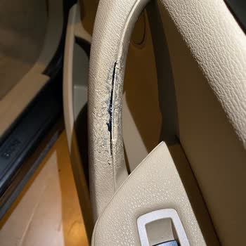 BMW Kapı Kollarındaki Erime Ve Yapışkan Yapının Oluşması