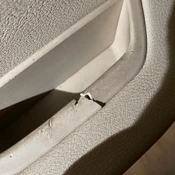 BMW Kapı Kollarındaki Erime Ve Yapışkan Yapının Oluşması