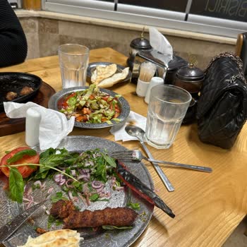 Bişirici Kebap Asık Suratlı Personel, Hijyenik Olmayan Yemek