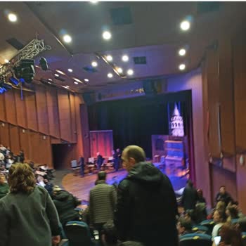 Fırsat Bu Fırsat Sayesinde Plastik Sandalyede Tiyatro