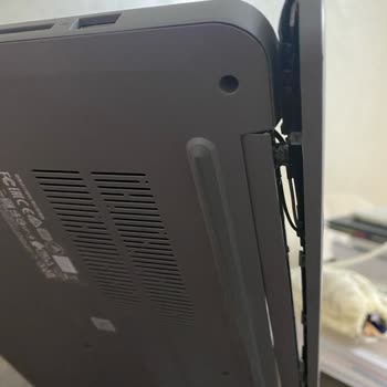 Lenovo Bilgisayar Lenovo İdepad Laptopun Ekran Çerçevesi Ayrıldı