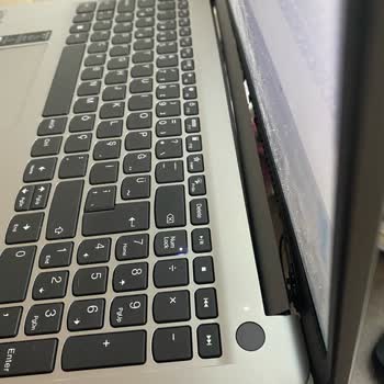Lenovo Bilgisayar Lenovo İdepad Laptopun Ekran Çerçevesi Ayrıldı