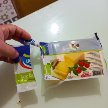 Uğuray Süt Mamülleri Kaşar Peyniri İçinden Sinek Çıktı!