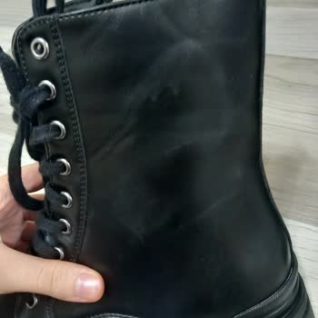 FLO Ayakkabı FLO' Dan Aldığımız Su İtici Sprey, Ayakkabılarda Dalga Bırakıyor.