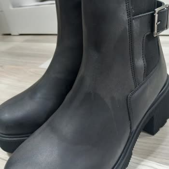 FLO Ayakkabı FLO' Dan Aldığımız Su İtici Sprey, Ayakkabılarda Dalga Bırakıyor.