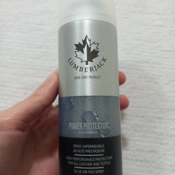 FLO Ayakkabı FLO' Dan Aldığımız Su İtici Sprey, Ayakkabılarda Dalga Bırakıyor.