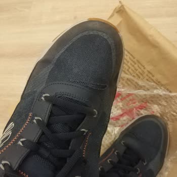 Skechers'ten Aldığım Ayakkabı Kendiliğinden Yırtıldı.