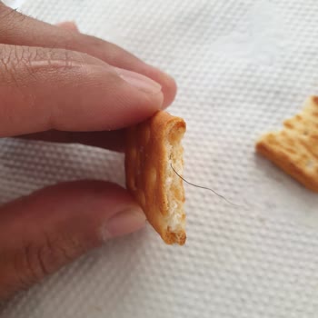 Ülker Çizi İçerisinden Kıl Çıktı