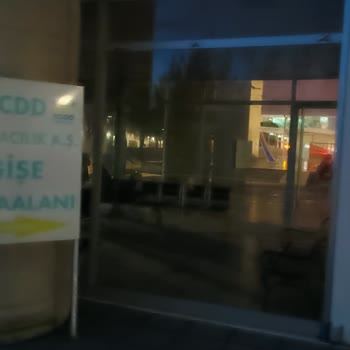 TCDD İzmir Havalimanı Tren Durağındaki Bekleme Koşulları