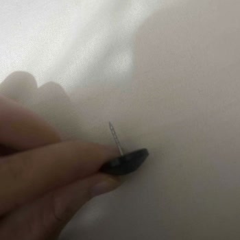 Pull and Bear Ürün Üzerinde Bırakılan Çivi Tarzı Toplu İğnenin Belime Batması