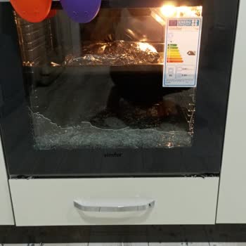 Simfer Fırın İç Camı Patladı, Servisi Sıkıntılı