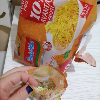 indomie 10 Lu Noodle Dan Bir Paket Açık Ve Yarım Çıktı