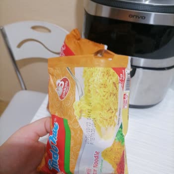 indomie 10 Lu Noodle Dan Bir Paket Açık Ve Yarım Çıktı