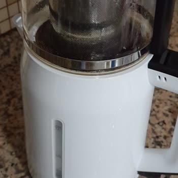 Grundig Kaynayan Su İçerisinde Beyaz Köpükler Oluşuyor