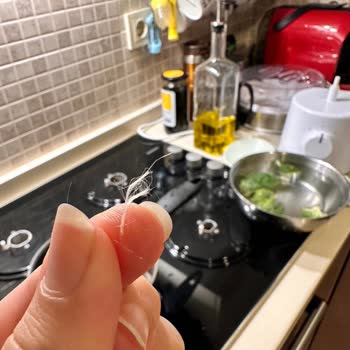 Makarna Lütfen Bebek Tarhanasından Öbek Halinde Saçlar Çıktı