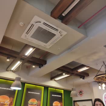 Saloon Burger Yemek Yediğimiz Yerin Buz Gibi Olması