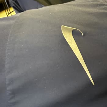 Nike Eşofman Altının Logosu Söküldü