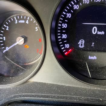 Renault Megane 4 Kronik Kadran Camı Çatlaması