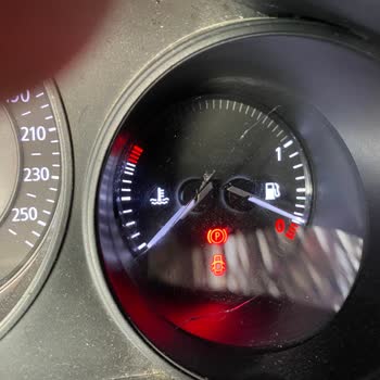 Renault Megane 4 Kronik Kadran Camı Çatlaması