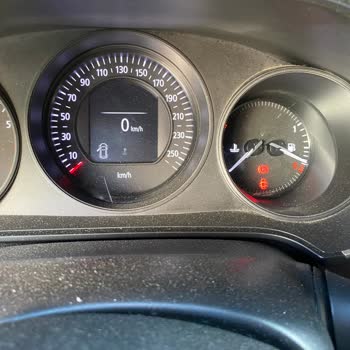 Renault Megane 4 Kronik Kadran Camı Çatlaması