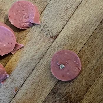 Maret Sosisten Çıkan Metal Parça