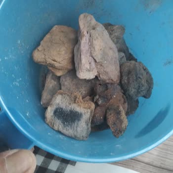 Sosyal Dayanışma Vakfı Kömür Yardımı Diye Dağıtılan Torbalarda Taş Çıktı