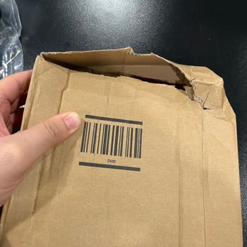 Amazon'dan Gelen Kargo Paketi Açılmış Bir Şekilde Elime Ulaştı