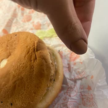 Popeyes Hamburgerden Uzun Saç Çıkması