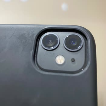 Gürgençler Telefonun Kamera Koruyucusunu Sökerken Çizdiler Boya Attırdılar