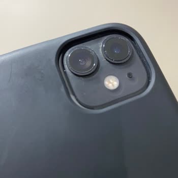 Gürgençler Telefonun Kamera Koruyucusunu Sökerken Çizdiler Boya Attırdılar