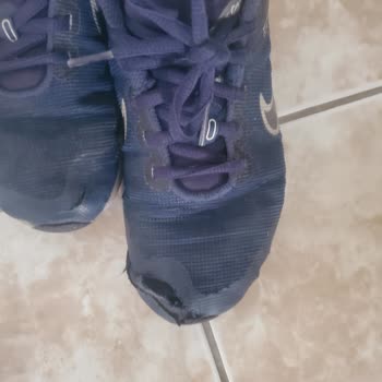 Nike Spor Ayakkabı Patladı