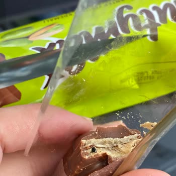 Şölen Nutymax Antep Fıstıklı Çikolatadan Siyah Madde Çıkması