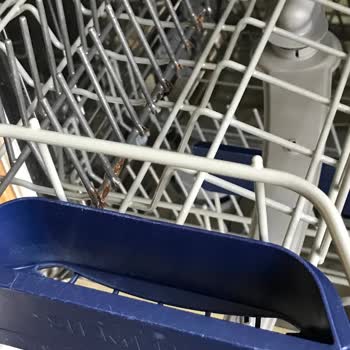 Siemens Ev Aletleri Bulaşık Makinesinin Bardak Yıkama Rafının Paslanması