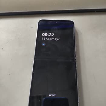 BDH Bilişim Destek Hizmetleri Z Flip 4 Cihazımı Sağlam Verdiğim Servisten Ekranı Kırık Şekilde Aldım
