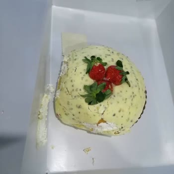 Liva Pastanesi (livashop.com) Hayal Kırıklığına Uğratan Hasarlı Pasta Teslimi