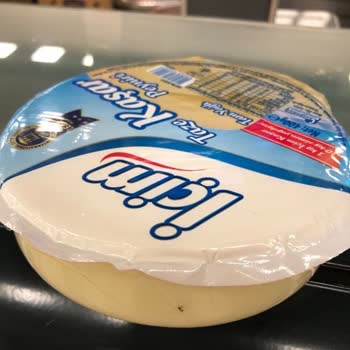 İçim Kaşar Peynir Paketi İçerisindeki Sinek