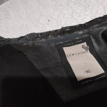 Täuschende Produktbeschreibung eines Ledermantels bei LC Waikiki