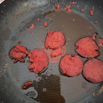 Başyazıcı Sucuk Pişince Eridi Ve Dağıldı.