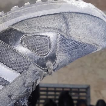 Tonny Black Firma Ayakkabıda Oluşan Kusuru Kabul Etmiyor.