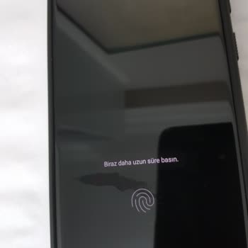 Samsung Galaxy S23 Ultra Parmak İzi Sensörü Yakınlarındaki Gölgeli İz