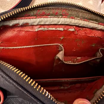 Vakko Çantanın İç Kaplama Malzemesi Dökülüyor