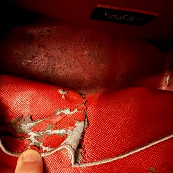 Vakko Çantanın İç Kaplama Malzemesi Dökülüyor