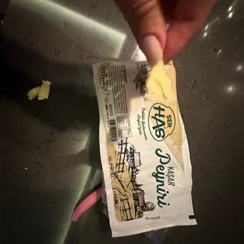 Hasmandıra Kaşarın İçinden Çıkan Poşete Benzer Cisim