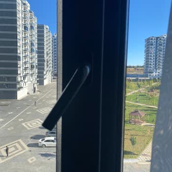 Adopen Pimapen Soğuk, Yağmur, Rüzgar Mağduriyeti