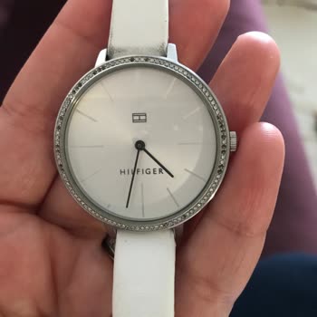 Tommy Hilfiger Saat Deforme Oldu