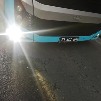 Diyarbakır Büyükşehir Belediyesi Otobüs Şoförünün "dur" Butonuna Basmamıza Rağmen Durakta İndirmedi