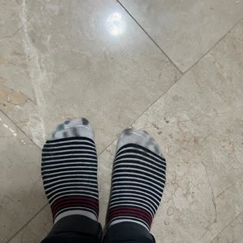 Lufian Ayakkabı Çorap Boyuyor, Ve Şortunun Rengi Kızarıyor.