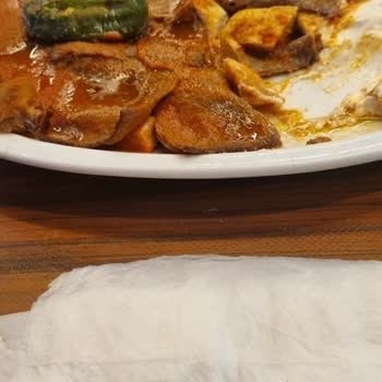 Baydöner İskenderin Yanında Islak Peçeteyle Sunum Yaptı