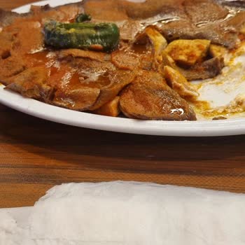 Baydöner İskenderin Yanında Islak Peçeteyle Sunum Yaptı